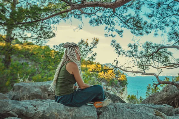 Rasta kızı Rasta Rasta Rasta Rasta Rasta Akdeniz kıyısında dinleniyor.
