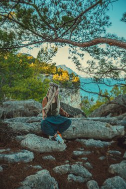 Rasta kızı Rasta Rasta Rasta Rasta Rasta Akdeniz kıyısında dinleniyor.. 