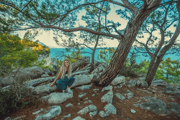 Rasta Chica Con Rastas Descansando Costa Mediterránea —  Fotos de Stock