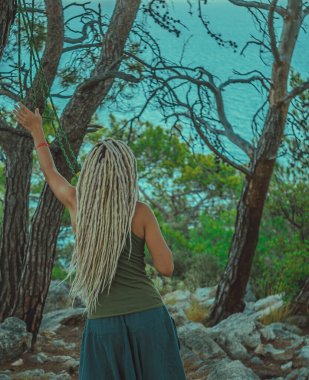 Rasta kızı Rasta Rasta Rasta Rasta Rasta Akdeniz kıyısında dinleniyor.. 
