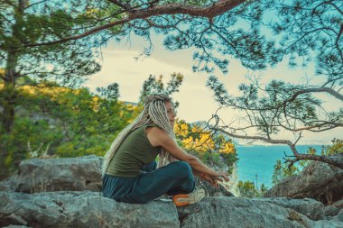 Rasta kızı Rasta Rasta Rasta Rasta Rasta Akdeniz kıyısında dinleniyor.. 