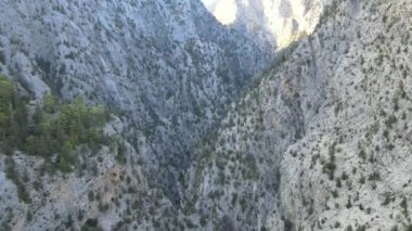 Türkiye 'nin Kemer bölgesinde dağ geçidi. 4k görüntü