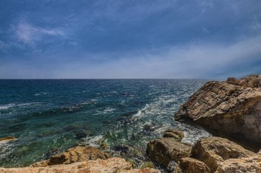 Sıcak Akdeniz 'de deniz manzarası. 