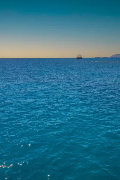 Una Barca All Orizzonte Del Mar Mediterraneo — Foto Stock