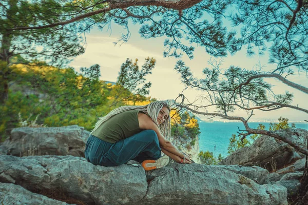 Rasta kızı Rasta Rasta Rasta Rasta Rasta Akdeniz kıyısında dinleniyor.. 