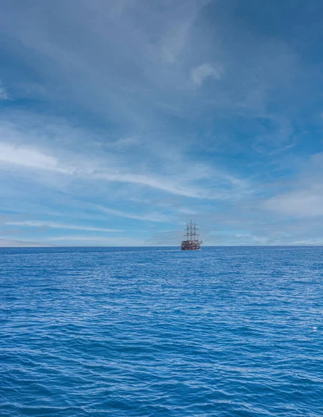 Een Boot Aan Horizon Van Middellandse Zee — Stockfoto