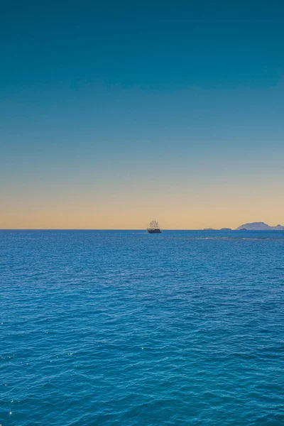 Barco Horizonte Mar Mediterrâneo — Fotografia de Stock