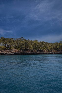 Sıcak Akdeniz 'de deniz manzarası. 