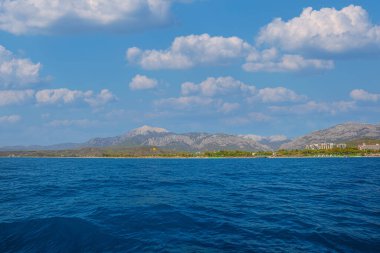 Sıcak Akdeniz 'de deniz manzarası. 