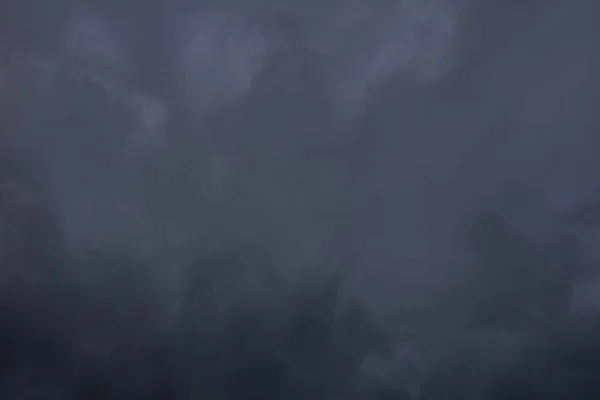 Mörka moln i en dyster himmel — Stockfoto
