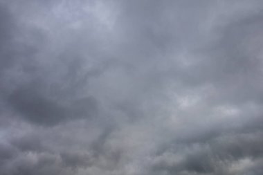 Kasvetli gökyüzünde kara bulutlar