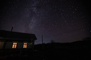 Rus kırsalındaki gece manzarası. 