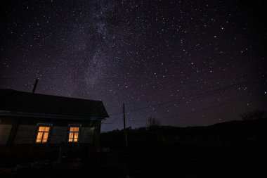 Rus kırsalındaki gece manzarası. 