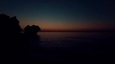 Akdeniz 'de şafak sökerken. 4k görüntü