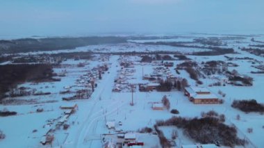 Kışın bir Rus köyünün üzerinde uçuyor. 4k görüntü