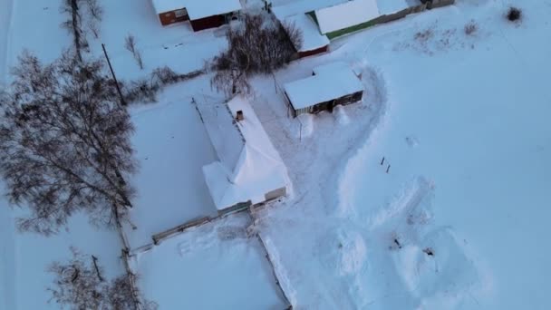 Sobrevoando Uma Aldeia Russa Inverno Filmagem — Vídeo de Stock