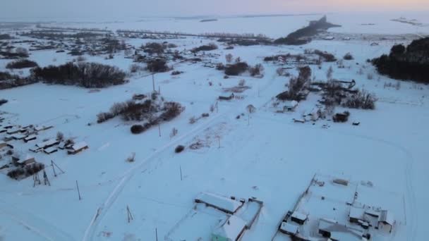 Пролетел над русской деревней зимой — стоковое видео