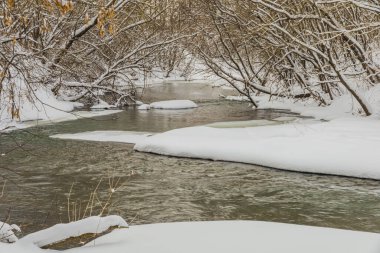 Soğuk Rusya 'da kış nehri