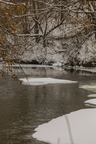 Zimowa rzeka w zimnej Rosji — Zdjęcie stockowe