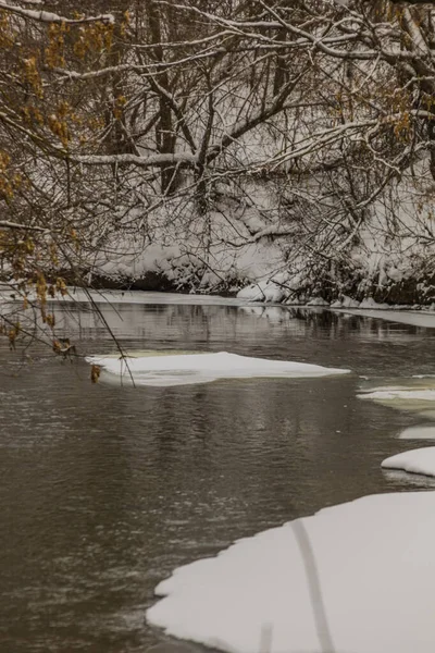 Winterfluss im kalten Russland — Stockfoto