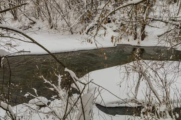 Winterfluss im kalten Russland — Stockfoto