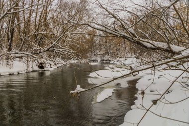 Soğuk Rusya 'da kış nehri. 