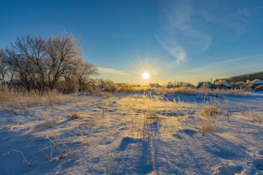 Rus köyünde dondurucu bir sabah. 
