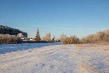 Rus köyünde dondurucu bir sabah. 