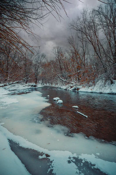 Invierno paisaje del río en la campiña rusa — Foto de Stock