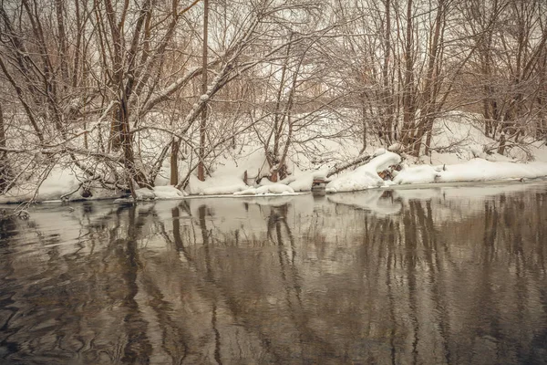 ロシアの田舎の冬の川の風景 — ストック写真