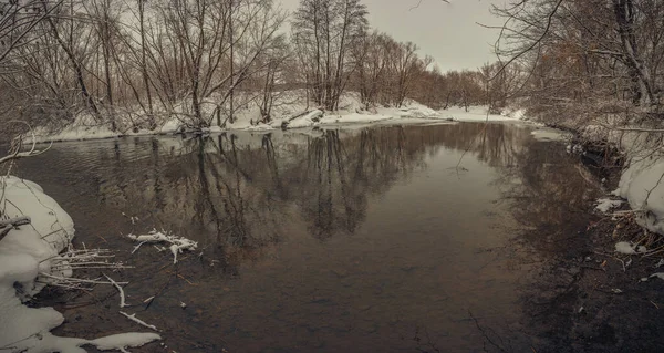 ロシアの田舎の冬の川の風景 — ストック写真