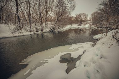 Rusya kırsalında kış nehri manzarası