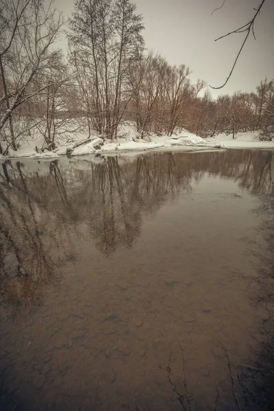 Зимний речной пейзаж в русской сельской местности — стоковое фото