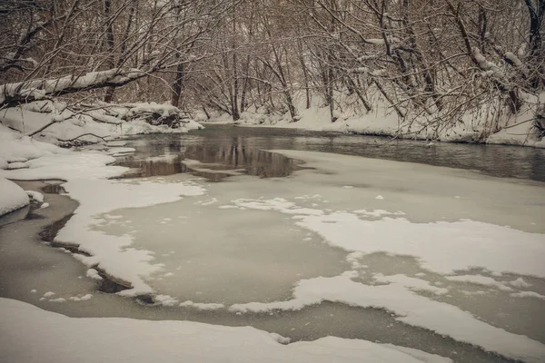 러시아 시골의 겨울 강 풍경 — 스톡 사진