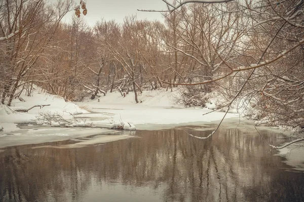 Winterliche Flusslandschaft in der russischen Landschaft — Stockfoto