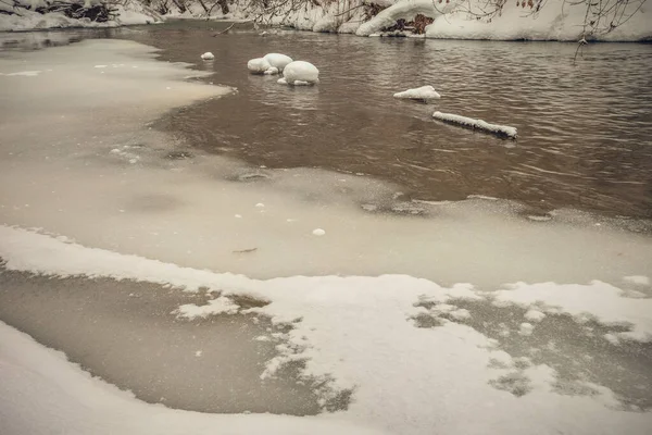 Winterliche Flusslandschaft in der russischen Landschaft — Stockfoto