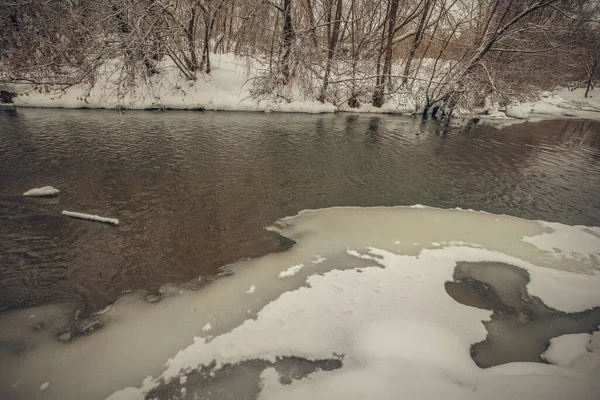 Paysage fluvial hivernal dans la campagne russe — Photo