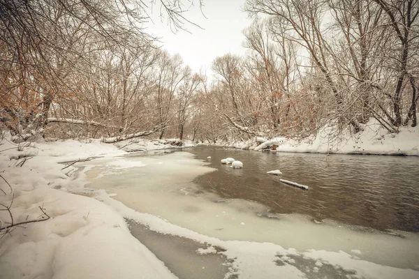 Winterliche Flusslandschaft in der russischen Landschaft — Stockfoto