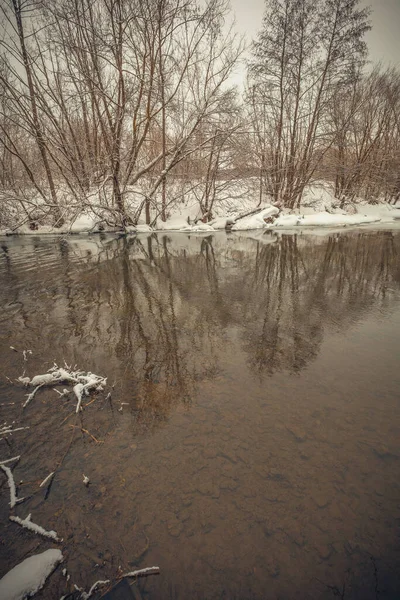 Paysage fluvial hivernal dans la campagne russe — Photo