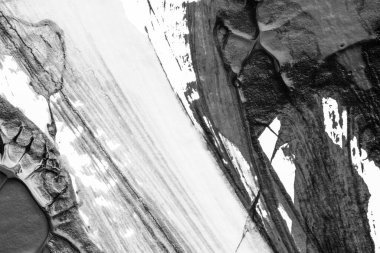 beyaz kağıt arkaplan üzerinde siyah beyaz soyut akrilik boya renk dokusu rorschach mürekkep lekesi yöntemi kullanarak