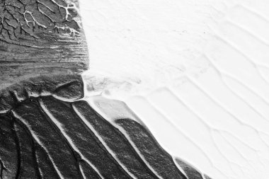 beyaz kağıt arkaplan üzerinde siyah beyaz soyut akrilik boya renk dokusu rorschach mürekkep lekesi yöntemi kullanarak