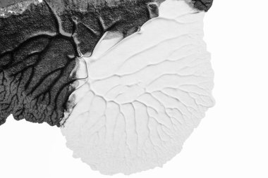 beyaz kağıt arkaplan üzerinde siyah beyaz soyut akrilik boya renk dokusu rorschach mürekkep lekesi yöntemi kullanarak