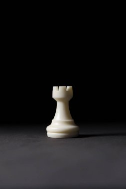 Siyah arkaplanda izole edilmiş beyaz kale taşı