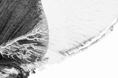 beyaz kağıt arkaplan üzerinde siyah beyaz soyut akrilik boya renk dokusu rorschach mürekkep lekesi yöntemi kullanarak