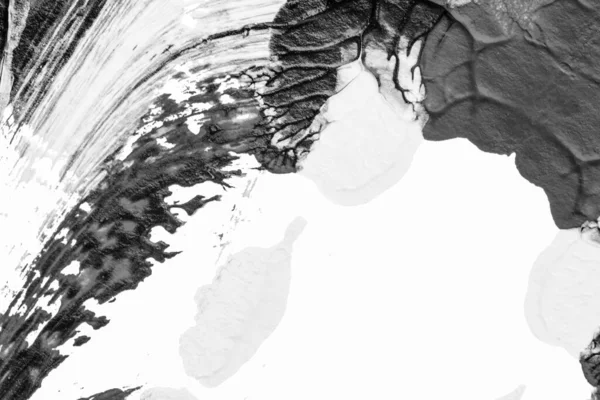 beyaz kağıt arkaplan üzerinde siyah beyaz soyut akrilik boya renk dokusu rorschach mürekkep lekesi yöntemi kullanarak