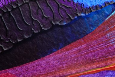 mavi kırmızı soyut akrilik boya renk dokusu beyaz zemin üzerinde mürekkep lekesi yöntemi kullanarak