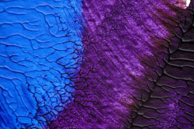 mavi kırmızı soyut akrilik boya renk dokusu beyaz zemin üzerinde mürekkep lekesi yöntemi kullanarak