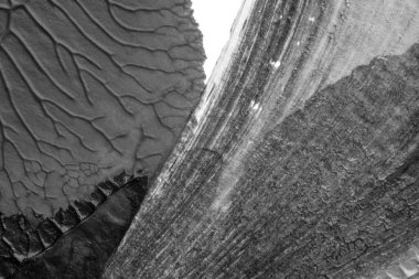 beyaz kağıt arkaplan üzerinde siyah beyaz soyut akrilik boya renk dokusu rorschach mürekkep lekesi yöntemi kullanarak