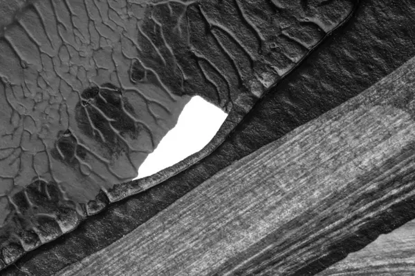 beyaz kağıt arkaplan üzerinde siyah beyaz soyut akrilik boya renk dokusu rorschach mürekkep lekesi yöntemi kullanarak