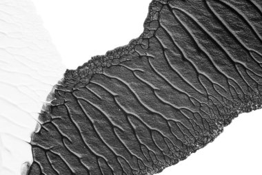 beyaz kağıt arkaplan üzerinde siyah beyaz soyut akrilik boya renk dokusu rorschach mürekkep lekesi yöntemi kullanarak